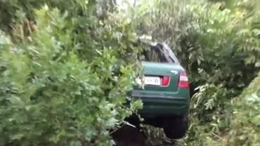 Accident în Dej: Un bărbat și-a salvat soția însărcinată înainte ca mașina să ia foc (VIDEO)