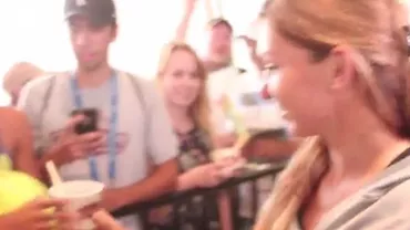 Tenis: Simona Halep a împărțit înghețată fanilor înaintea meciului cu Petkovic (VIDEO)