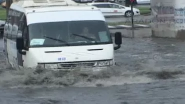 Ploile fac ravagii în Banat: Străzile din Arad sunt acoperite de ape, canalizările au refulat, un asfalt a crăpat (VIDEO)