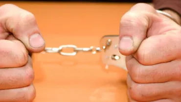Bărbatul care a lovit cu mașina un polițist pe o plajă din Mamaia, arestat pentru 30 de zile