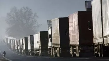 Cozi de tiruri de zece kilometri la Punctul de Trecere a Frontierei Giurgiu-Ruse. Șoferii nemulțumiți au claxonat toată noaptea