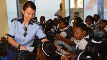 Raluca Domuţa, prima polițistă din România care a primit premiul "International Female Police Peacekeeper 2015", pentru misiunile din Haiti