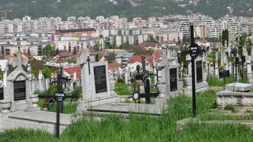 Enoriași revoltați: Un preot paroh din Cluj și-a îngropat soția în curtea bisericii dintre blocuri