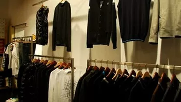 Un român cheltuie lunar pe haine și încălțăminte de două ori mai puțini bani decât un polonez