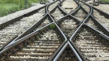 Bistrița: O femeie de 39 de ani care fugise la spitalul de Psihiatrie a murit decapitată după ce și-a așezat capul pe șina de tren