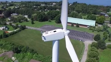 Bărbat surprins de o dronă în timp ce făcea plajă pe o turbină eoliană (VIDEO)