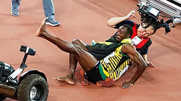Usain Bolt a primit o brăţară talisman de la cameramanul care l-a doborât accidental, după proba de 200 de metri de la Campionatele Mondiale de la Beijing