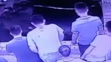 China: Cinci persoane aflate într-o stație de autobuz cad într-un crater apărut în asfalt (VIDEO)