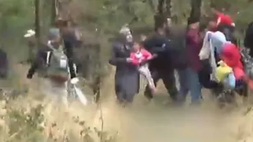 Patru români, reținuți în Ungaria pentru trafic de imigranți. În dubița lor au fost găsite 21 de persoane, cel mai probabil sirieni