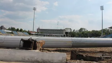 Nocturna de pe stadionul din Târgu Jiu ar putea ajunge la fier vechi pentru suma de 7.900 euro. Aceasta a costat primăria 4,7 milioane de lei