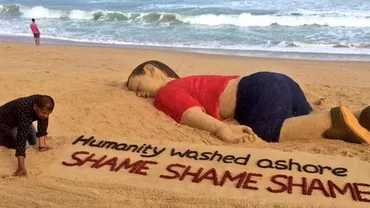 Un artist din India a creat o sculptură în nisip a băiețelului de trei ani găsit înecat pe o plajă din Turcia, aducându-i astfel un omagiu: "Omenirea s-a înecat la țărm. Rușine!" (FOTO)