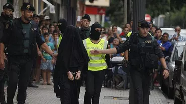 Spania: O tânără marocancă de 18 ani a fost arestată și plimbată pe străzi. Femeia este acuzată că recruta femei să lupte alături de Statul Islamic