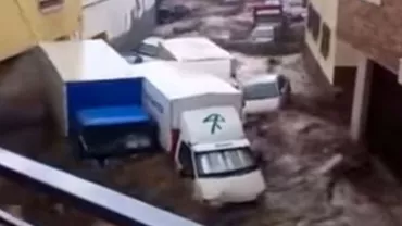 Inundații în Spania: Zeci de maşini au fost luate pe sus și cel puțin doi oameni au murit (VIDEO)