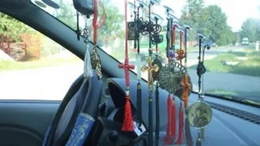 Vizibilitatea conducătorilor auto în trafic, în atenția deputaților: Parlamentarii vor interzicerea atașării cruciulițelor pe parbriz și a sistemelor de lumini suplimentare pentru tiruri