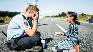După fotografiile cu băiețelul adus de valurile Mediteranei pe țărmul turcesc, o altă imagine emoționantă a devenit virală pe Internet: Jocul dintre un polițist danez și o fetiță din Siria (FOTO)