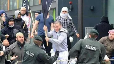 O imagine în care apar mai mulți tineri violenți fluturând steaguri ISIS, din 2012, prezentată în mediul online ca fiind surprinsă recent în Germania (VIDEO)