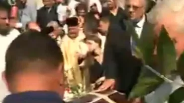 Scene șocante: Sicriul lui Corneliu Vadim Tudor nu încape în groapă (VIDEO)
