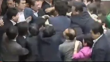 Scandal în Parlamentul Japoniei: Oficialii niponi s-au luat la bătaie din cauza unui proiect de lege (VIDEO)