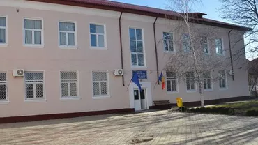 Constanța: Cursurile Liceului Emil Racoviţă din Techirghiol au fost suspendate pentru că sălile de clasă s-au umplut de purici