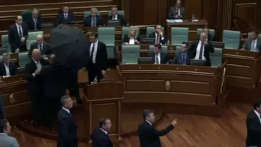Prim-ministrul din Kosovo a fost atacat de miniștrii din Opoziție cu ouă, în timpul unui discurs în Parlament (VIDEO)