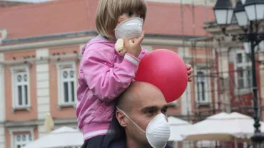 Timișoara: Circa o sută de oameni protestează din cauza poluării, acuzând conducerea unei fabrici care reciclează cauciucuri că nu folosește filtrele necesare