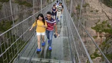 China a inaugurat primul pod suspendat din sticlă, ademenind turiștii cu o plimbare la 180 de metri deasupra solului (FOTO)