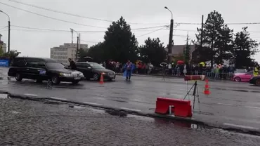 Pitești: Un bărbat s-a prezentat la un raliu cu dricul (VIDEO)