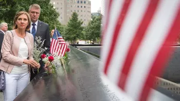 Klaus și Carmen Iohannis, la memorialul victimelor atentatelor din 11 septembrie. Șeful statului: Am fost foarte mișcat să pășesc, la New York, pe locul fostelor Turnuri Gemene. Lumea noastră nu trebuie să mai cadă pradă urii care răpește vieți