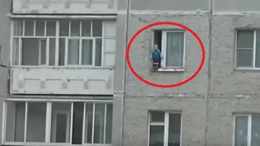 Un clip un copil din Rusia, ieșit pe pervazul unui apartament de la etajul opt, a făcut înconjurul internetului: Copilul a fost salvat la timp de mama sa (VIDEO)