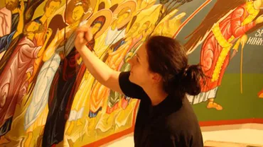 Parohul unei biserici din Maramureș și un om de afaceri, pictați pe peretele unei biserici: Pictorul a făcut o ghidușie (FOTO)