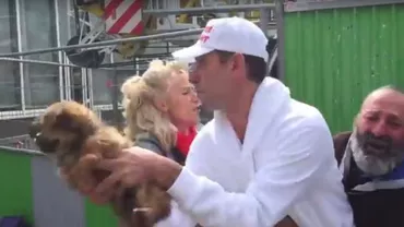 Un cerșetor român din Paris a fost deposedat de câinele cu care împărțea trotuarul. Acest lucru a evoluat într-un scandal de proporții în Franța (VIDEO)