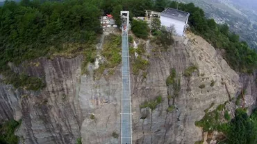 Podul de sticlă din China, suspendat la o înălţime de 180 de metri, s-a crăpat  sub pașii turiștilor (VIDEO)