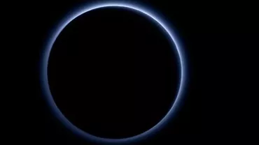 Descoperire NASA: Pluto are „cer” albastru şi regiuni de apă înghețată (FOTO)