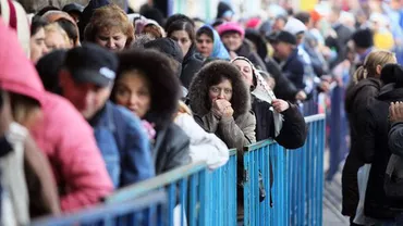 Mii de oameni stau la coadă în ploaie pentru a ajunge la moaștele Sfintei Parascheva (VIDEO)