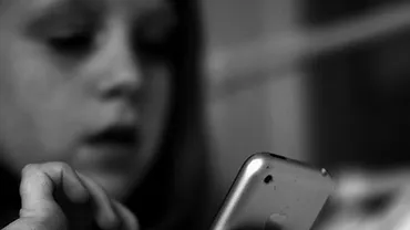 O femeie s-a pus în genunchi în mijlocul mall-ului pentru a-i cere scuze fiicei sale că nu îi poate cumpăra un nou model iPhone (FOTO)