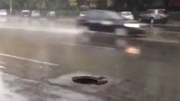 Pericol pe un bulevard intens circulat din Capitală: Sute de mașini au trecut pe lângă un canal a rămas fără capac (VDEO)