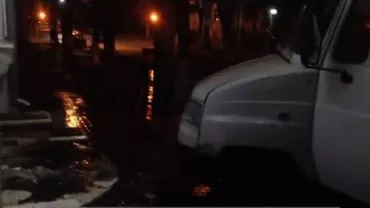 Operațiunea "Balega", la sediul unui partid din Republica Moldova: Trei tone de fecale, descărcate la sediul PLDM (VIDEO)
