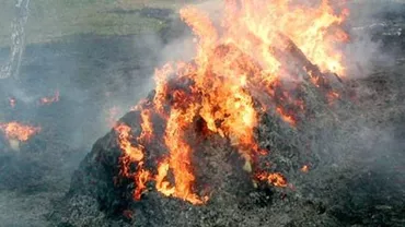 Incendiu stins după 12 ore: Șire de paie și lucernă de la o fermă din Insula Mare a Brăilei au luat foc