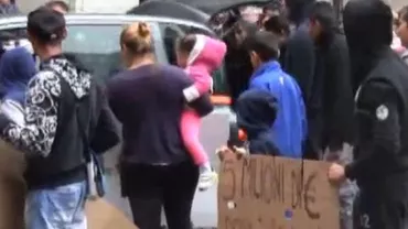 Sfidare italienească: 150 de români au cerut primăriei din Roma locuințe gratuite. Doi consilieri locali le-au aruncat pliante cu orarul curselor cu autocarul spre România (VIDEO)