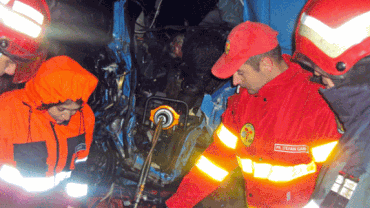 Un șef de poliție nu a primit prioritate: Mașina agentului a fost lovită în plin de un TIR într-o intersecție, la ieșirea din Baia Mare