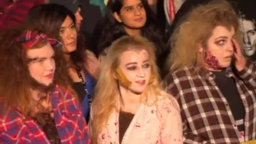 Record mondial: 464 de persoane au urlat la Lună timp de peste un minut. Cele mai multe erau deghizate în vârcolaci (VIDEO)