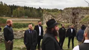 Suedia: Mai mulți bărbați cu barbă, membri ai unui club pe al cărui steag apar două săbii încrucișate pe un fundal negru, au fost confundați cu militanți ai Statului Islamic (VIDEO)