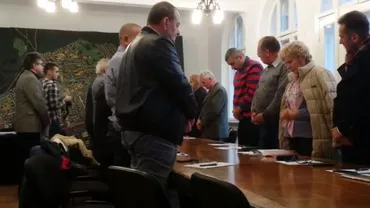 "Tatăl nostru", așa și pe pământ: Membrii Consiliului Local Hunedoara se roagă înainte de ședințe (VIDEO)
