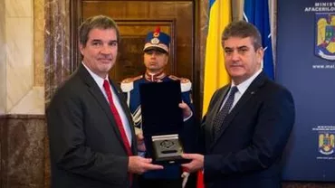 Gabriel Oprea i-a oferit placheta de onoare a M.A.I. şefului biroului FBI în România