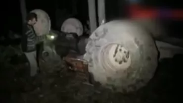 Caraș-Severin: Un tânăr de 22 de ani a murit strivit de propriul tractor pe care-l conducea pe câmp, deşi nu avea permis (VIDEO)