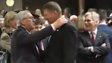 Iohannis și Juncker, protagoniştii unei întâlniri extrem de cordiale la Bruxelles. Juncker a refuzat strângerea de mână şi s-a avântat direct să-l sărute pe Iohannis (VIDEO)