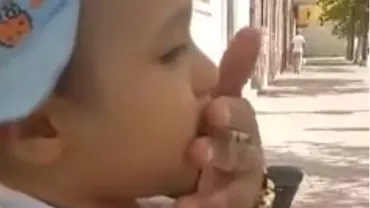 Un copil de doar câțiva ani fumează și bea alcool. Un tată iresponsabil îl încurajează pe micuț să fie “bărbat adevărat” (VIDEO)