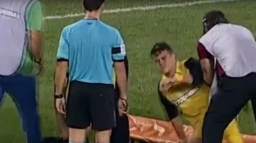 Fotbalist accidentat, scăpat de brancardieri în timp ce era scos de pe teren în Grecia (VIDEO)