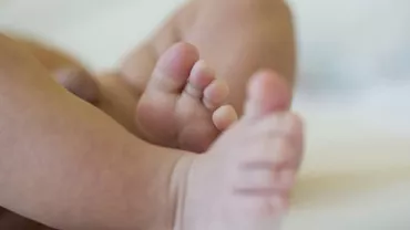 Româncă de 19 ani, acuzată că a încercat să își vândă bebelușul pentru 11.000 de lire sterline: L-am dat în grija unui cuplu pentru că vreau să îl protejez de tatăl său (FOTO)