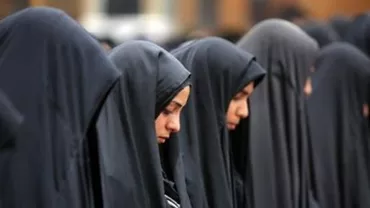 Teologi pakistanezi: Legea islamică nu obligă femeile să își acopere fața, mâinile, picioarele